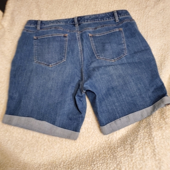 Talbots Flawless Girlfriend Five Pocket Blue Mid Rise Cuffed Shorts - Picture 2 of 5